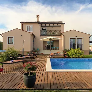 Nana - Modern With A Pool Surrounded By Nature, Istria-pula Valtura